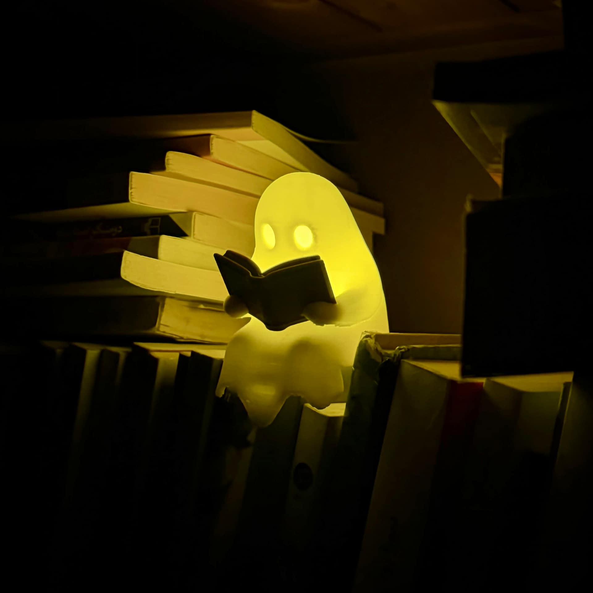 نمای مجسمه با شمع روشن