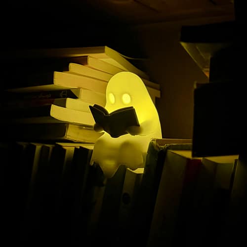 نمای مجسمه با شمع روشن